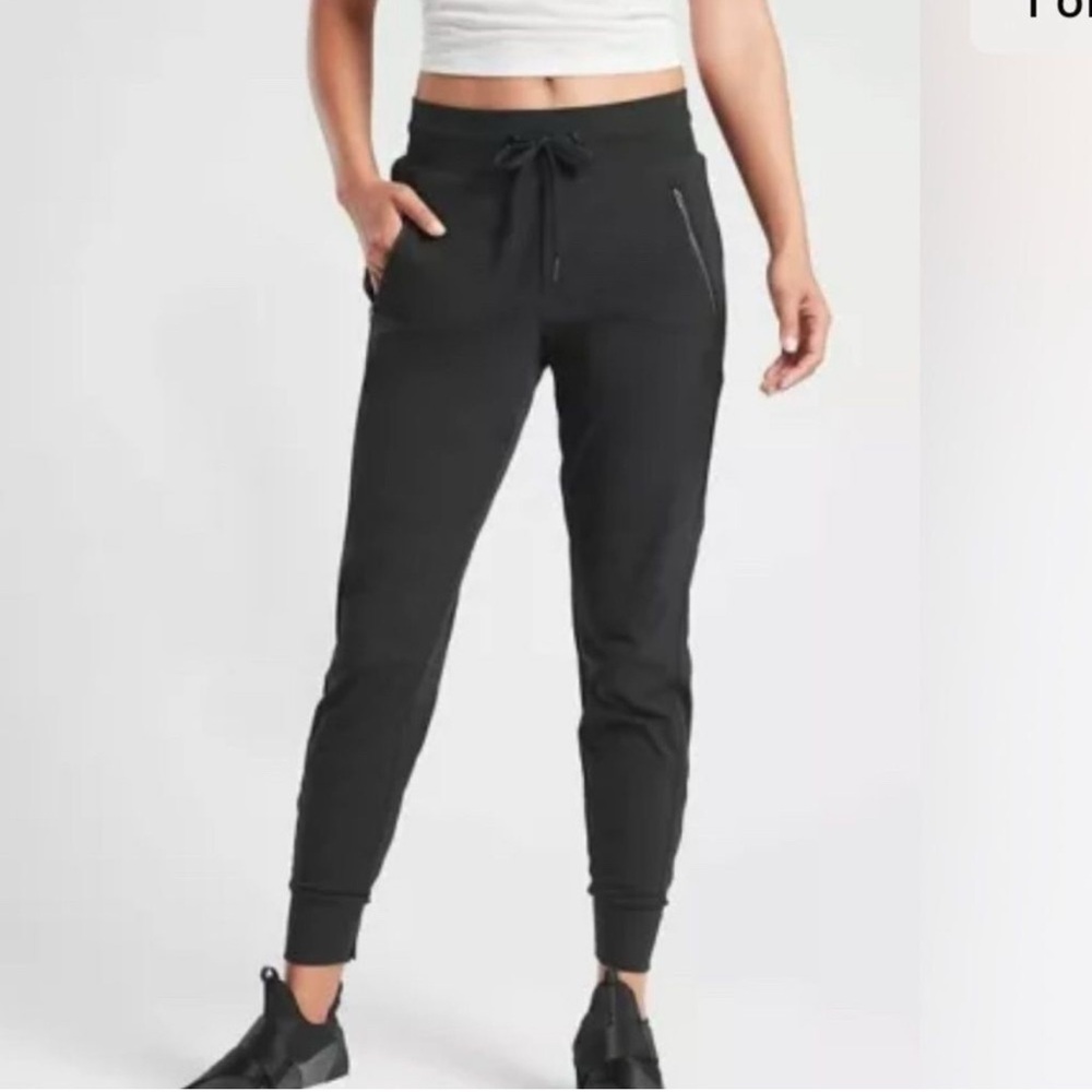 Athleta Trekkie North cropped jogger, black, size 12
